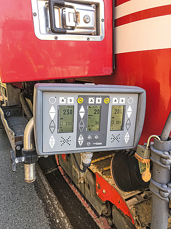 Die Kontrollkonsole an der Fräse befindet sich im sicheren Arbeitsbereich auf der verkehrsabgewandten Seite.