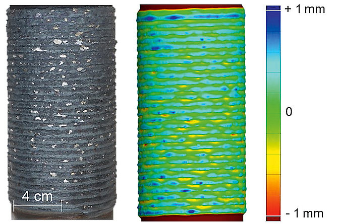 Endkonturnähe des aufgeschweißten Rohrs mit einer Luftstrom-Innenkühlung von 500 l/min, Fotografie und 3-D-Scan mit Visualisierung der Abweichung zur Zielgeometrie Bild, auf dem zwei Teilstücke eines Rohre zu sehen sind, links als Fotografie, rechts als bunter 3-D-Scan, daneben eine Skala mit dem Farbverläufen von -1 mm bis + 1 mm.