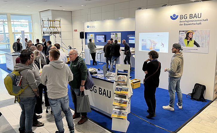 Messebesucher am Stand der BG BAU auf der ISH.
