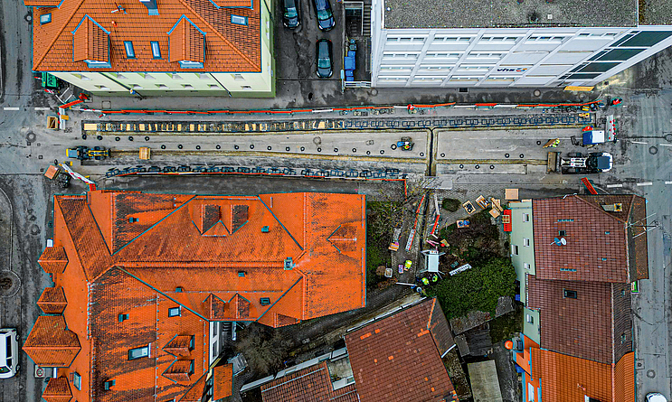 Blick von oben auf die innerstädtische Baustelle bei der Spulenverlegung.