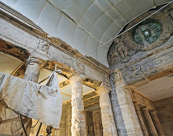 Foyer aus der Gründerzeit mit Schutzvorrichtungen während der Sanierungsarbeiten.