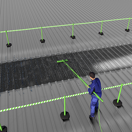 Ein Gebäudereiniger entfernt Schmutz von einem nicht durchtrittssicheren Dachelement und steht dabei sicher außerhalb des Gefahrenbereichs.