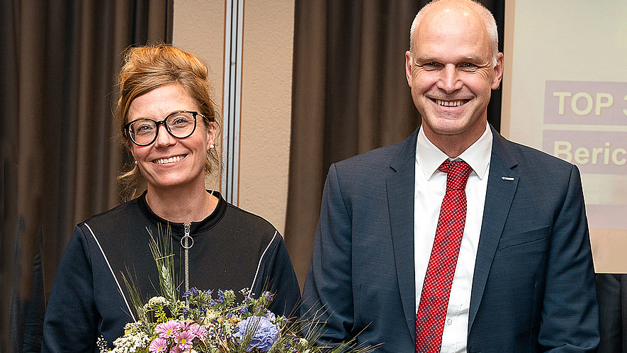 Katia-Julia Rostek mit Blumenstrauß links, rechts neben ihr Michael Kirsch