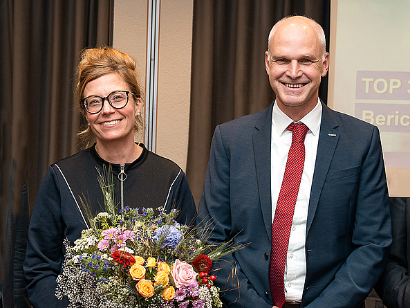 Katia-Julia Rostek mit Blumenstrauß links, rechts neben ihr Michael Kirsch