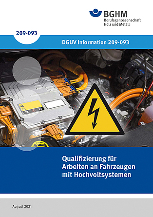 Titelblatt der DGUV Information 209-093 "Qualifizierung für Arbeiten an Fahrzeugen mit Hochvoltsystemen“. Abgebildet ist Hochvoltsystem eines Fahrzeugs mit einem Warnsymbol für elektrische Spannung. 