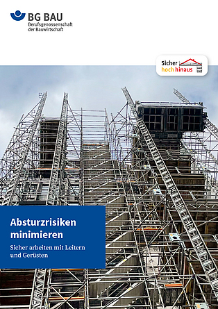 Titelbild des Flyers "Absturzrisiken minimieren" mit einem mehrstöckigen, eingerüsteten Gebäude.