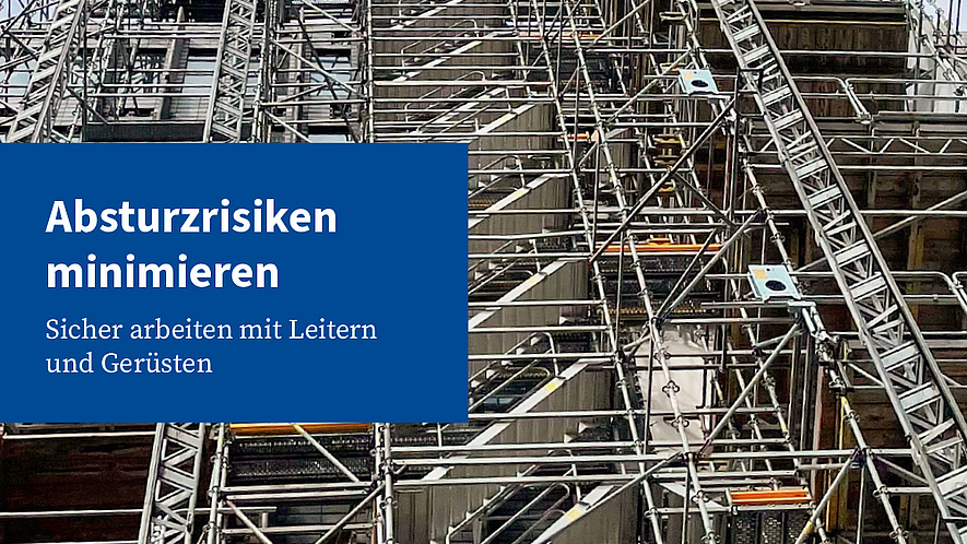 Titelbild des Flyers "Absturzrisiken minimieren" mit einem mehrstöckigen, eingerüsteten Gebäude.