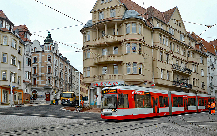 Straßenbahn fährt durch die Altstadt von Halle.