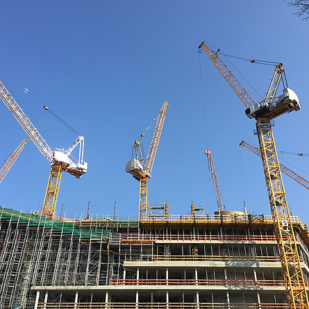 Baustelle mit Baukränen 