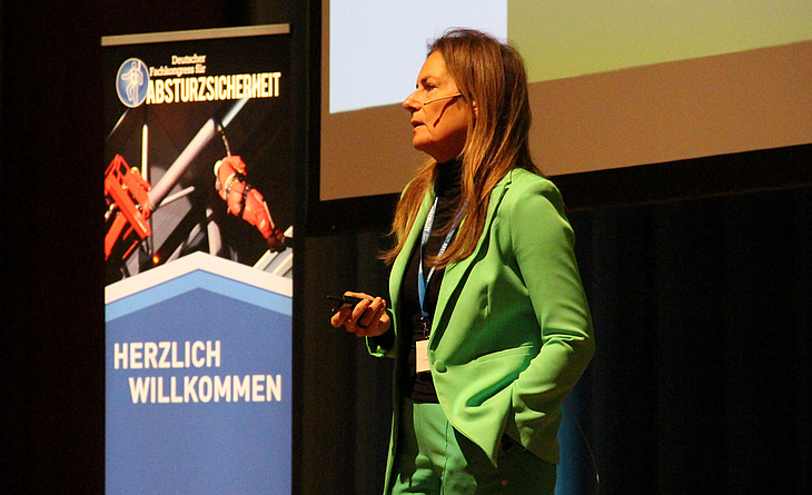 Manuela Reibold-Rolinger diskutierte mit den Teilnehmenden Urteile zu Rechtsfällen mit Bezug Absturz. Manuela Reibold-Rolinger beim Vortrag auf dem Podium.