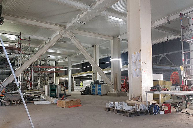 Baustelle beim Innenausbau einer ehemaligen Anlagenhalle im Kraftwerk Reuter.