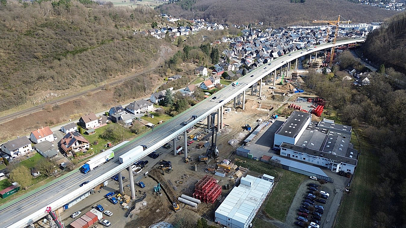 Luftbild vom Abbruch und Neubau der Talbrücke Sechshelden.