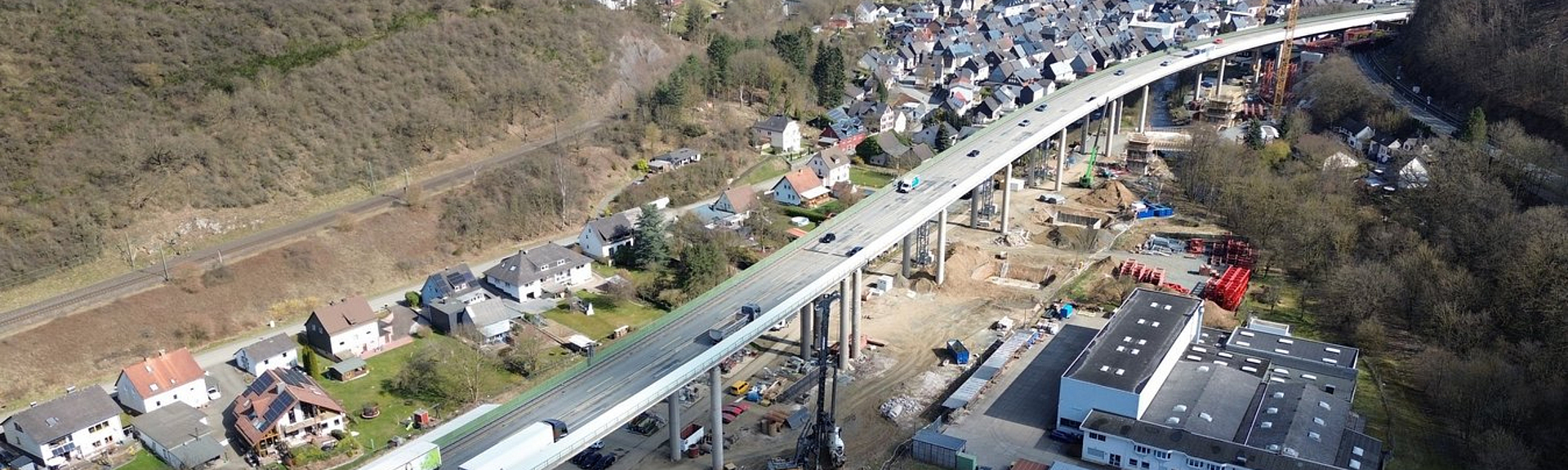 Luftbild vom Abbruch und Neubau der Talbrücke Sechshelden.