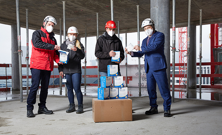 Robert Feiger, Thomas Weber, Sonja Winterholler und Hansjörg Schmidt-Kraepelin Robert Feiger, Thomas Weber, Sonja Winterholler und Hansjörg Schmidt-Kraepelin bei der Verteilung von FFP2-Masken.