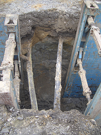 Baugrube mit innenliegenden Leitungen ohne Verbau