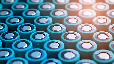 Lithiumbatterien-Sammlung Blick von oben auf eine große Sammlung von Batterien.
