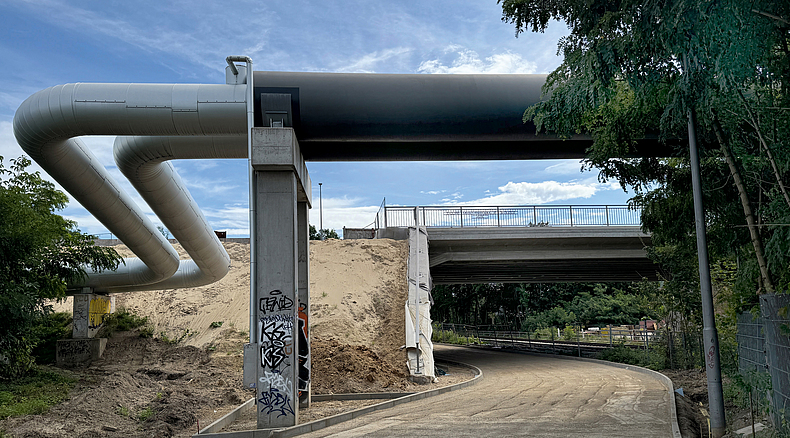 Ausbau des Wuhlgartenwegs für Radfahrer und Fußgänger westlich der Brücke Brückenbau am Blumberger Damm in Berlin.