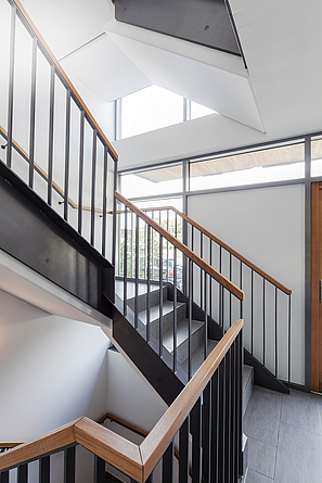 Holzhybridbau, Innenansicht eines fertigen Treppenhauses.