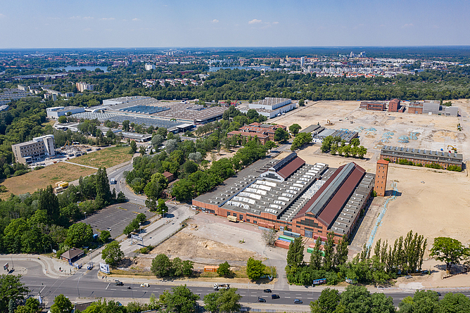 Vor Baubeginn: Luftaufnahme der Insel Gartenfeld aus östlicher Richtung; im Vordergrund die Belgienhalle. Luftbild der Insel Gartenfeld in Berlin Spandau.