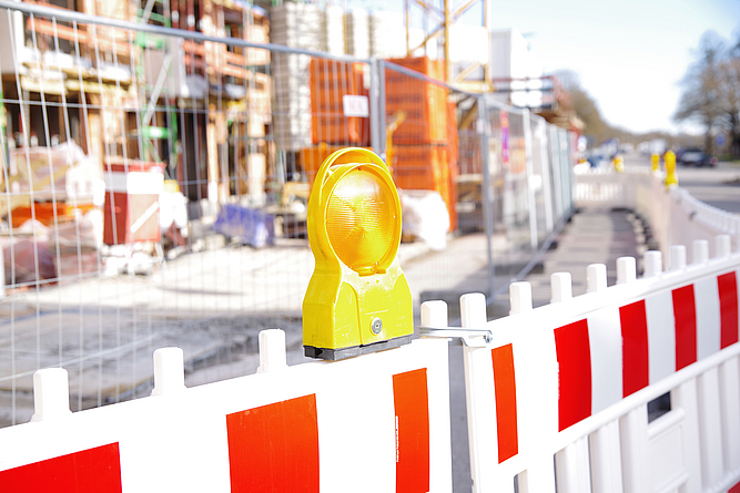 Eine Absperrung vor einer Baustelle.