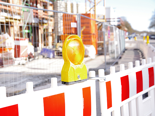 Eine Absperrung vor einer Baustelle.