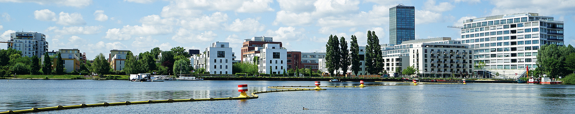 Panoramaansicht der Rummelsburger Sicht, im Vordergrund ist eine Abgrenzung im Wasser zu sehen.
