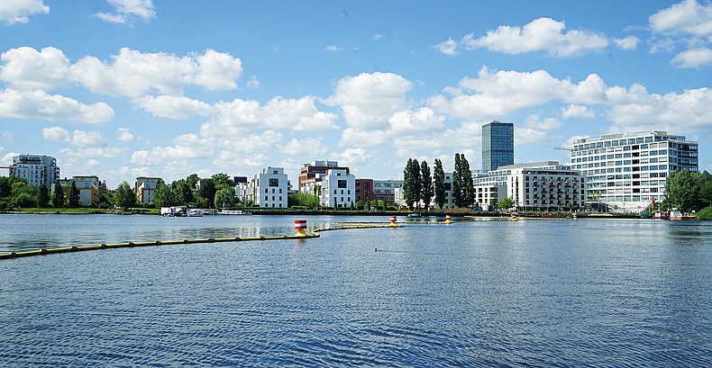 Die Rummelsburger Bucht vor dem Start der Sanierung Panoramaansicht der Rummelsburger Sicht, im Vordergrund ist eine Abgrenzung im Wasser zu sehen.