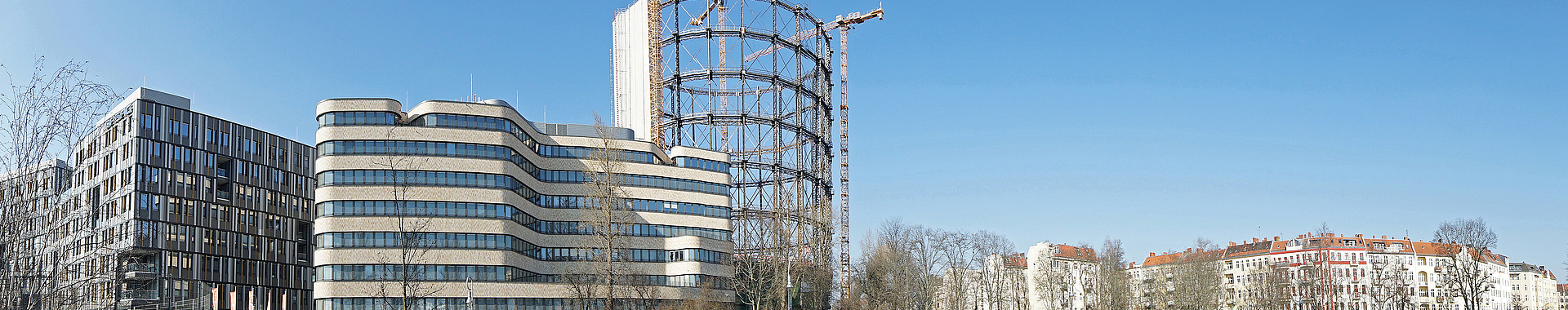 Panorama-Sicht auf das Baugelände, im Zentrum befindet sich das Gasometer im Bauzustand, daneben ein Kran.