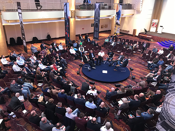 Erstmalig wurde auf dem Fachkongress eine Diskussionsrunde im Fishbowl-Format durchgeführt. Zentrales Element ist eine Drehbühne, die immer dort zum Stehen kommt, wo das Gespräch zwischen Podium und Publikum stattfindet.