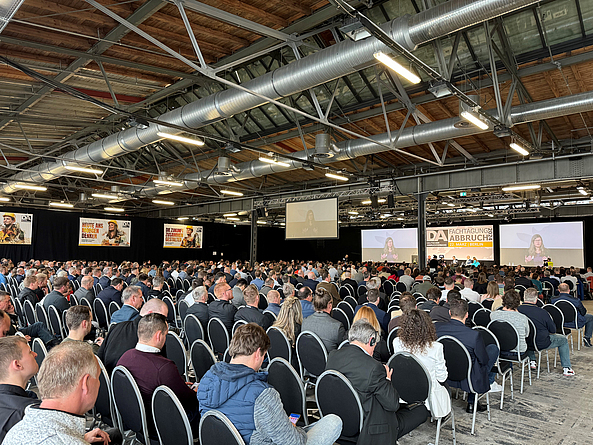 Konferenzteilnehmer im vollbesetzten Saal.