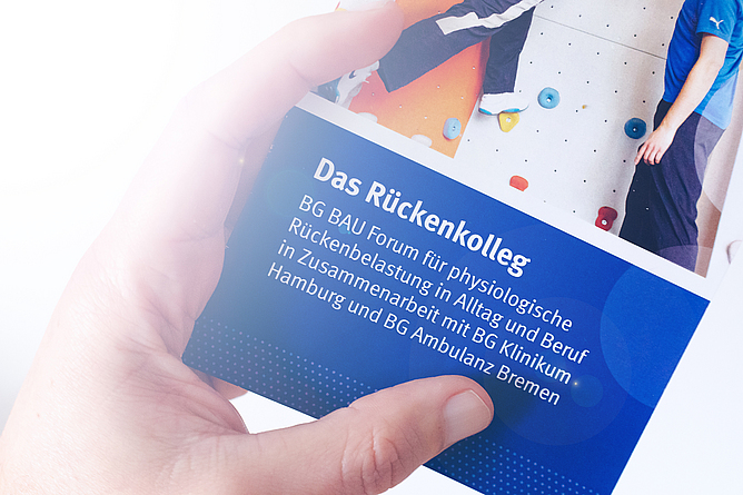 Eine Hand hält einen Flyer mit dem Titel "Das Rückenkolleg"
