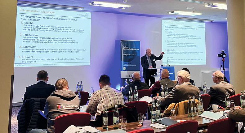 13. Berliner Schimmelpilzkonferenz  Teilnehmer der Schimmelpilzkonferenz hören einen Vortrag zu.