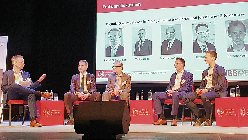 Podiumsdiskussion über digitale Dokumentationsmöglichkeiten mit Patrick Schwerdtner, Tobias Bode, Markus Brockmann, Alexander Hutt und Christian Werner (v. l. n. r.)