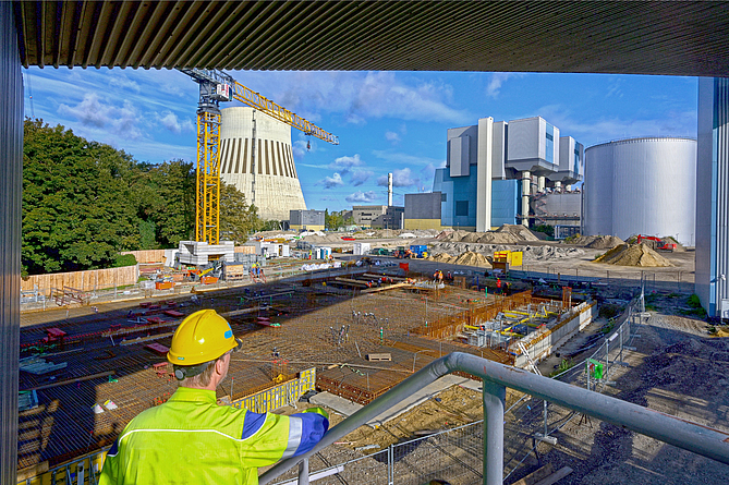 Bauarbeiter schaut auf die Bewehrungsarbeiten für die Bodenplatte des zukünftigen Turbinengebäudes.