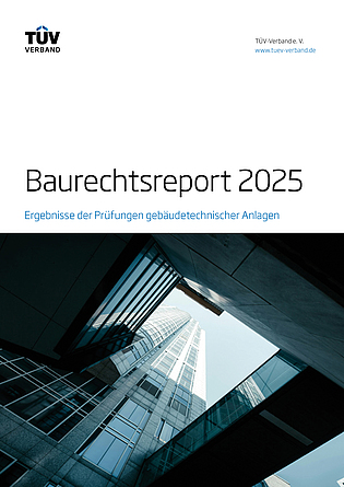 Titelblatt des TÜV-Baurechtsreports 2025: Die untere Hälfte enthält ein Bild, das einen Blick von unten auf ein modernes Hochhaus mit Glas- und Stahlfassade zeigt.