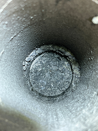 Im Bohrloch ist nach dem Verdichtungsprozess eine ebene, verdichtete Oberfläche des eingebrachten Materials zu erkennen.