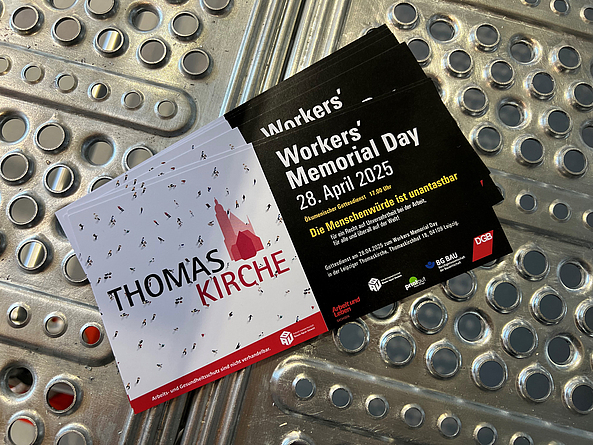 Eine Einladungskarte der IG BAU, die zum Workers Memorial Day zu einem Gottesdienst einlädt.