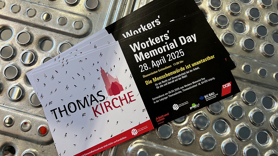 Eine Einladungskarte der IG BAU, die zum Workers Memorial Day zu einem Gottesdienst einlädt.