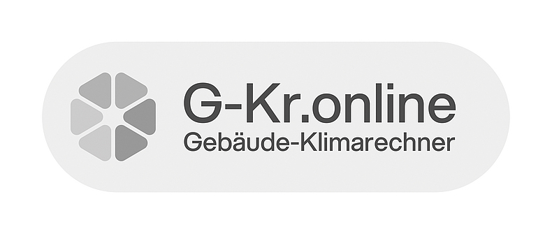 Logo „G-Kr.online“ mit Zusatz „Gebäude-Klimarechner“ auf grauem Hintergrund.
