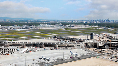 Panorama der Baustelle des Terminals 3 mit den Flugsteigen am Frankfurter Flughafen, im Hintergrund die Skyline von Frankfurt