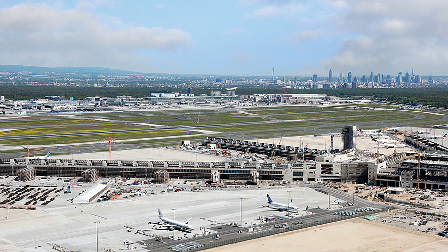 Panorama der Baustelle des Terminals 3 mit den Flugsteigen am Frankfurter Flughafen, im Hintergrund die Skyline von Frankfurt
