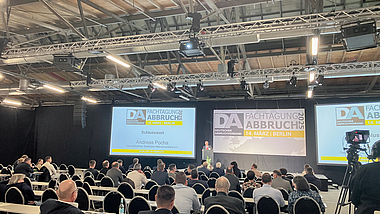 Fachtagung Abbruch 2025 Andreas Pocha vom Deutschen Abbruchverband eröffnete und beendete die Fachtagung Abbruch 2025.