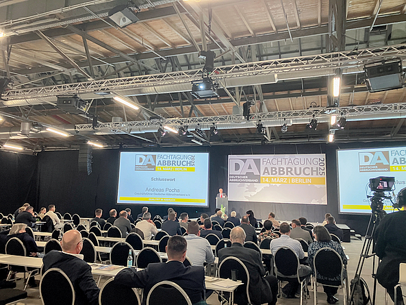 Andreas Pocha vom Deutschen Abbruchverband eröffnete und beendete die Fachtagung Abbruch 2025.