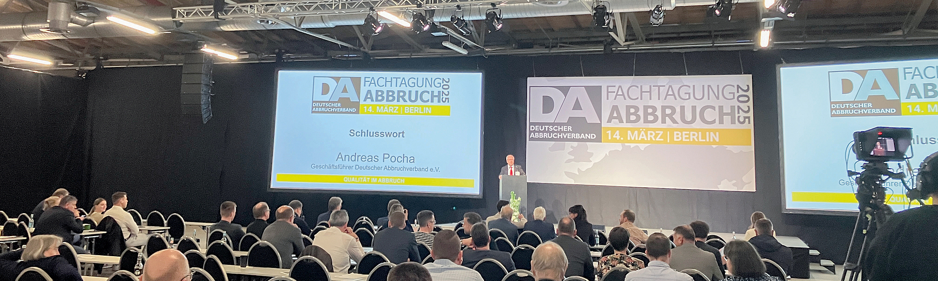Fachtagung Abbruch 2025 Andreas Pocha vom Deutschen Abbruchverband eröffnete und beendete die Fachtagung Abbruch 2025.