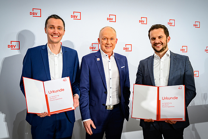 Preisverleihung des Rüsch-Forschungspreises 2023 durch den DBV-Vorsitzenden Dr. Matthias Jacob an Dr. Tobias Schack (li.) und Dr. Nicholas Schramm (re.) beim virtuellen Deutschen Bautechnik-Tag.