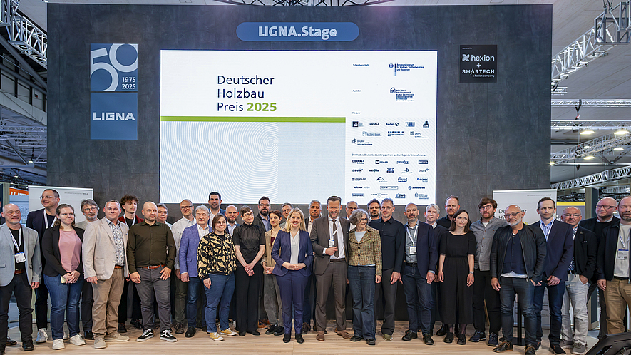 Deutscher Holzbaupreis 2025 Gruppenfoto bei der Verleihung des Deutschen Holzbaupreises 2025.