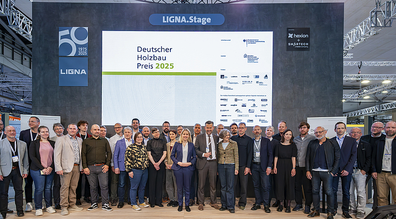 Gruppenfoto bei der Verleihung des Deutschen Holzbaupreises 2025.