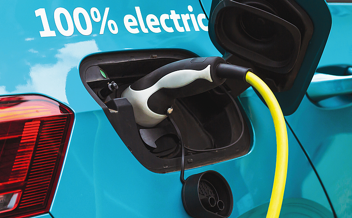 Ein Elektroauto wird an einer Ladestation aufgeladen.