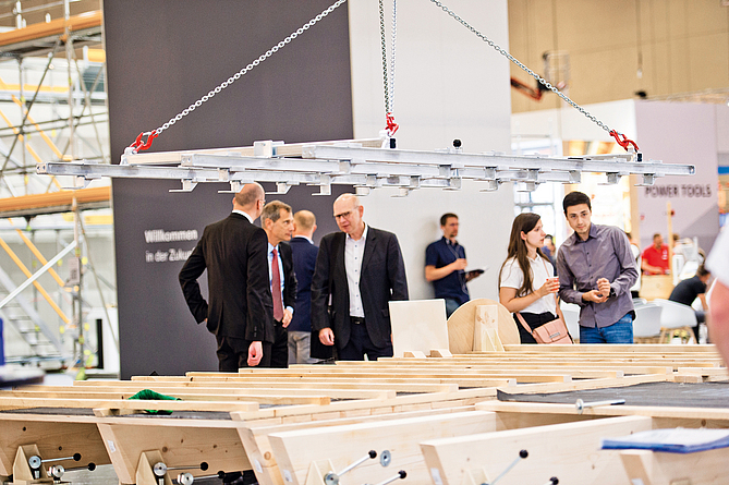 Impression vom Montagetisch auf der Messe, über dem Tisch hängt die Traverse.