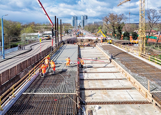 Straßenbauarbeiter bei der Herstellung der Trasse für die Straßenbahn.